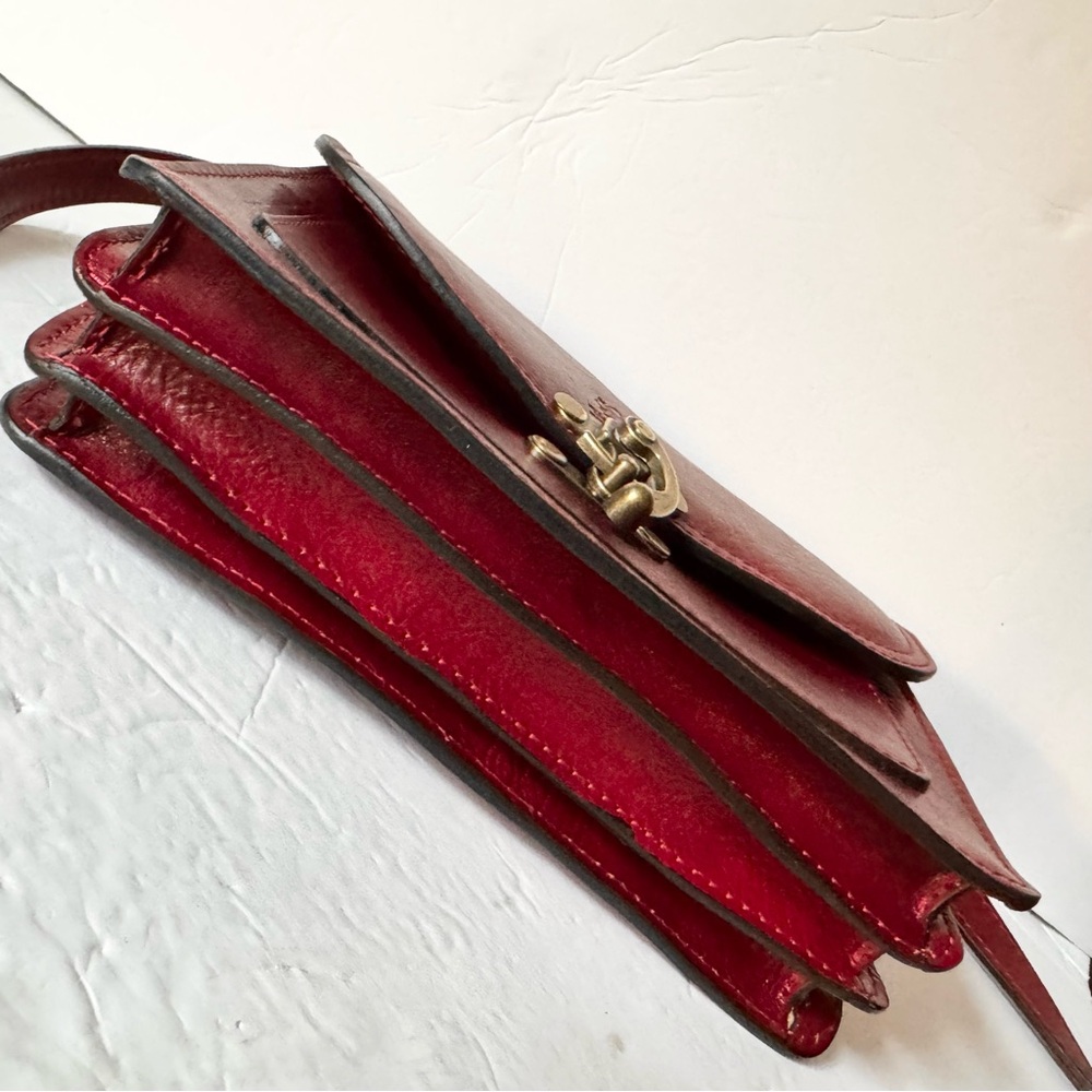 Vera Pelle Red Leather Messenger Crossbody. - Picture 6 of 16